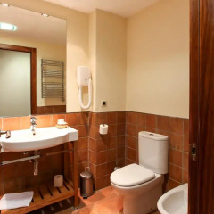Отель Hostal Les Roquetes Керальбс ванная