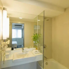 Quest Hotel & Conference Center - Cebu 3* Номер Делюкс с различными типами кроватей фото 7