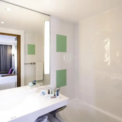 Отель Novotel London West 4* Улучшенный номер с различными типами кроватей фото 7