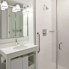 Отель Four Points by Sheraton Long Island City Стандартный номер с различными типами кроватей