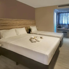 Отель Ibis Budget Singapore Crystal 2* Улучшенный семейный номер с различными типами кроватей фото 7