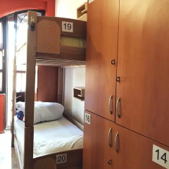 Envoy Hostel сейф в номере