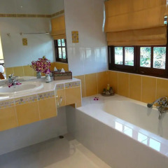 Отель Baan Chang Bed and Breakfast ванная