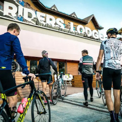 Гостиница Riders Lodge спортивное сооружение