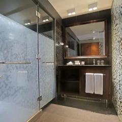 Hotel Cumbres Lastarria сейф в номере