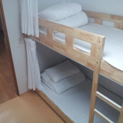 Отель Happytree Guesthouse Кровать в женском общем номере с двухъярусной кроватью фото 4