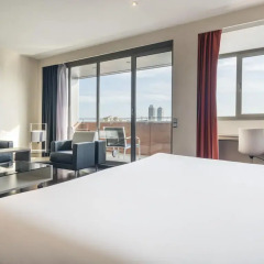 Отель ILUNION Barcelona 4* Улучшенный номер с различными типами кроватей фото 2