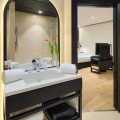 Отель H10 Puerta de Alcalá 4* Стандартный номер с двуспальной кроватью фото 19