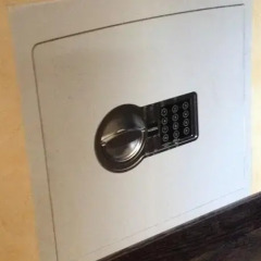 Апартаменты Deira Apartments сейф в номере
