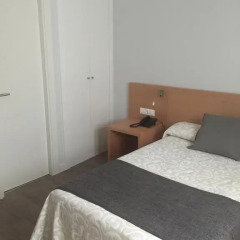 Отель Hostal Alborán Улучшенный номер с различными типами кроватей фото 3