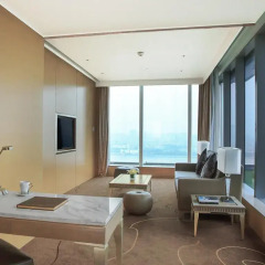 Отель Langham Place Guangzhou Семейный люкс с двуспальной кроватью