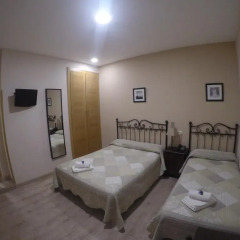 Отель Hostal El Pilar Стандартный номер с двуспальной кроватью