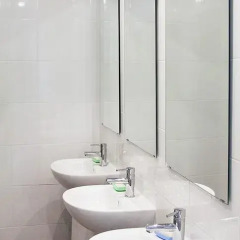 Den i Noch Hostel Екатеринбург ванная