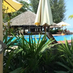 Отель Thiwson Beach Resort бассейн