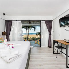 Отель Thai Kamala Beach Front Улучшенный номер двуспальная кровать фото 3