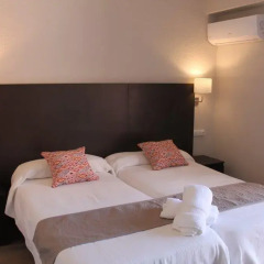 Отель Hostal Jakiton Улучшенный номер с различными типами кроватей фото 4