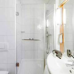 Отель Ibis Genève Centre Gare Швейцария, Женева - 1 отзыв об отеле, цены и фото номеров - забронировать отель Ibis Genève Centre Gare онлайн ванная фото 2