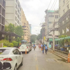 Отель FIRST 1 Boutique House at Sukhumvit 1 парковка