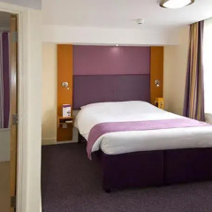 Отель Premier Inn Warrington South сейф в номере