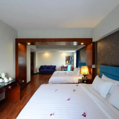 Gia Bao Grand Hotel 3* Стандартный семейный номер с различными типами кроватей фото 2