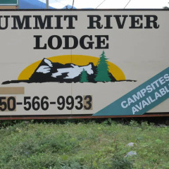 Отель Summit River Lodge & Campsites спортивное сооружение