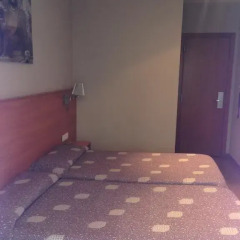 Отель Hostal Drassanes парковка