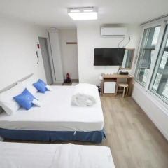Отель K-GUESTHOUSE Dongdaemun 4 2* Стандартный семейный номер с двуспальной кроватью фото 2