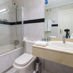 Отель Woo Travelling Plaza de Oriente Homtel Люкс с различными типами кроватей