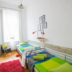 Friends Hostel and Apartments Budapest Стандартный номер с 2 отдельными кроватями (общая ванная комната) фото 2