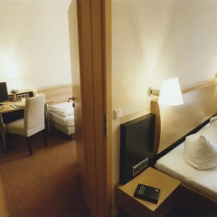 Hotel Jedermann 2* Стандартный семейный номер с двуспальной кроватью фото 12