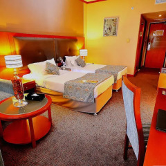 Landmark Summit Hotel 4* Улучшенный номер с различными типами кроватей фото 2