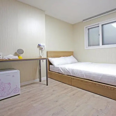 Starria Hostel Стандартный номер с двуспальной кроватью фото 3