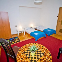 Отель B Movie Guest Rooms 2* Стандартный номер с 2 отдельными кроватями (общая ванная комната) фото 3