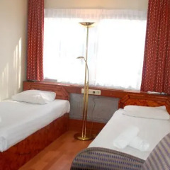 Budget Hostel Bargain Toko комната для гостей