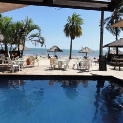 Smugglers Cove Beach Resort and Hotel бассейн