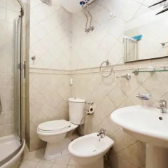 Отель Central Comfy Apartment Албания, Тирана - отзывы, цены и фото номеров - забронировать отель Central Comfy Apartment онлайн ванная
