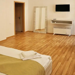 Апартаменты Neighbours Apartments сейф в номере