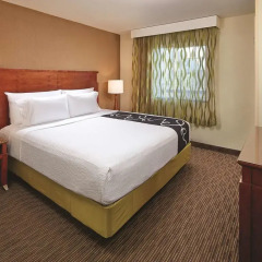 Отель La Quinta Inn & Suites San Diego SeaWorld/Zoo Area 2* Люкс с различными типами кроватей
