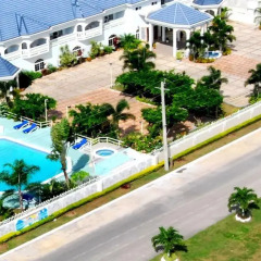 Отель Holiday Haven бассейн фото 3