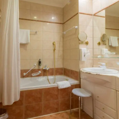 Отель Danubius Health Spa Resort Hvězda-Imperial-Neapol 4* Улучшенный номер с двуспальной кроватью фото 3