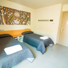 Barcelona Pere Tarrés Hostel сейф в номере