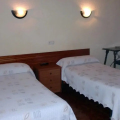Отель Hostal Alonso Стандартный номер с различными типами кроватей фото 3