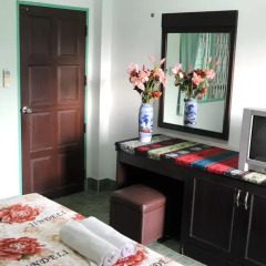 Отель Karon Thira Guesthouse Номер Эконом разные типы кроватей фото 3