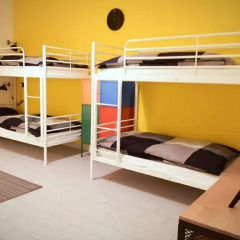 Отель Overseas Guest House Кровать в женском общем номере с двухъярусной кроватью