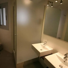 Отель Apartamentos Madanis Оспиталет-де-Льобрегат ванная