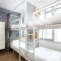 Отель LiveItUp Asok by D Varee Кровать в общем номере фото 7