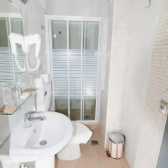 Отель Rentrooms Thessaloniki 3* Кровать в мужском общем номере фото 9