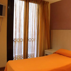 Отель Hostal Fina Испания, Барселона - отзывы, цены и фото номеров - забронировать отель Hostal Fina онлайн комната для гостей