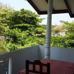Отель Roshini Inn балкон