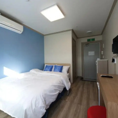 Отель K-guesthouse Sinchon 2 2* Номер Делюкс с двуспальной кроватью